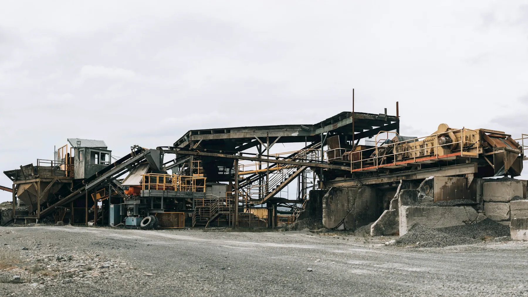 Obreros trabajando en una estructura en construcción, usada como imagen de portada de Cuenca Construcciones.
