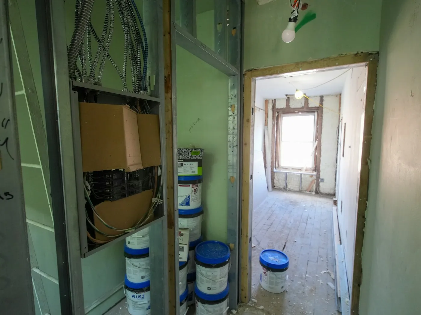 Interior en plena refacción con materiales y estructura expuesta.