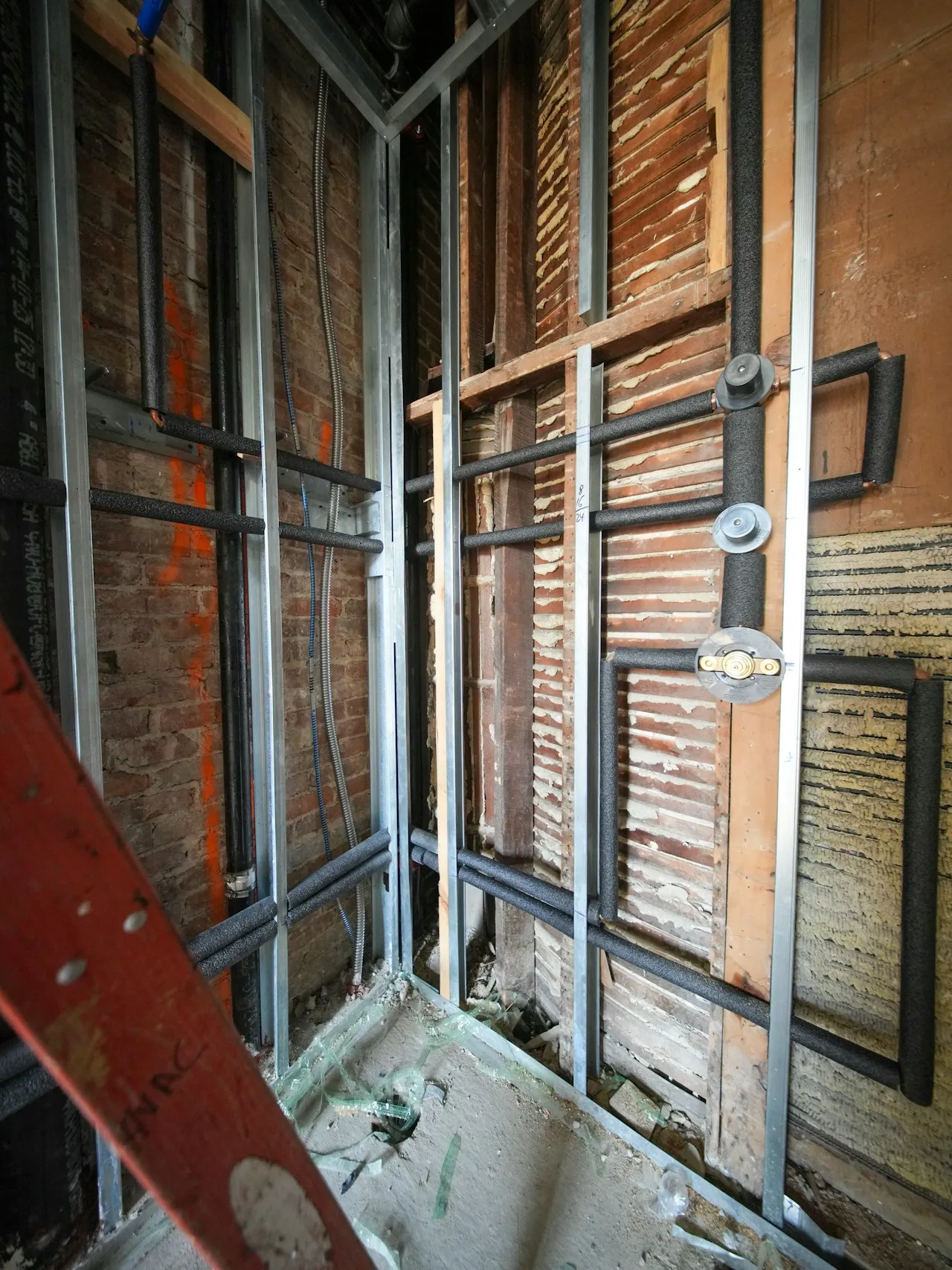 Poster de referencia para un video de avance de obra e instalaciones.